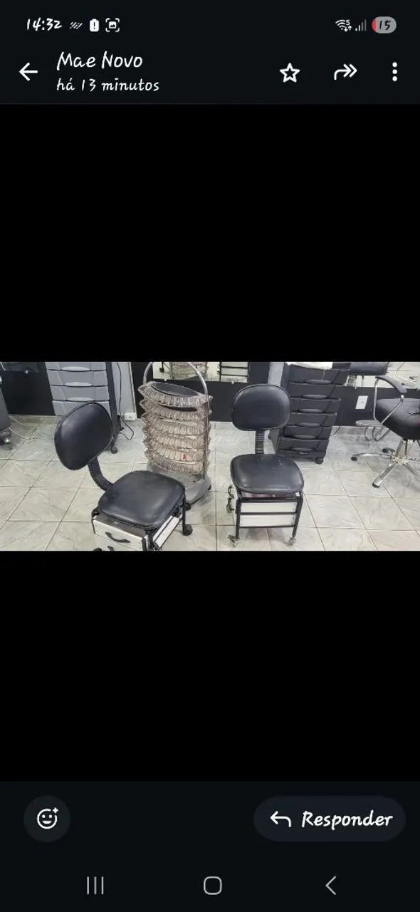 Cadeiras de manicure e carrinho de esmaltes