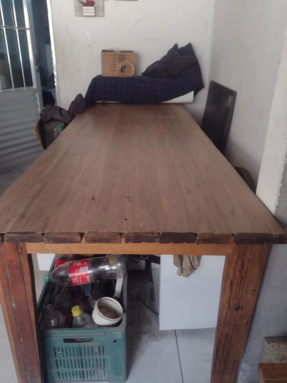Vende-se mesa com dois bancos de madeira 