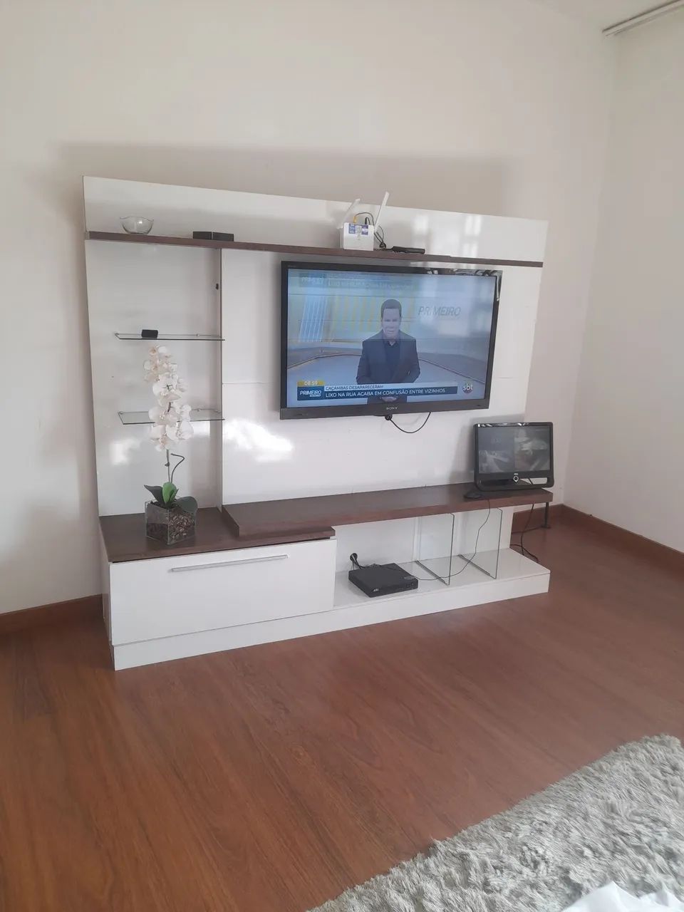 Rack com painel laqueado 