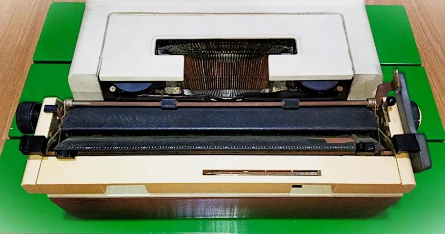 Máquina de Escrever Antiga Olivetti Studio 46 - Foto 2
