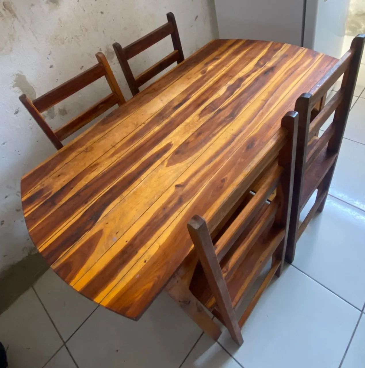 Mesa de madeira com 4 cadeiras - Foto 3