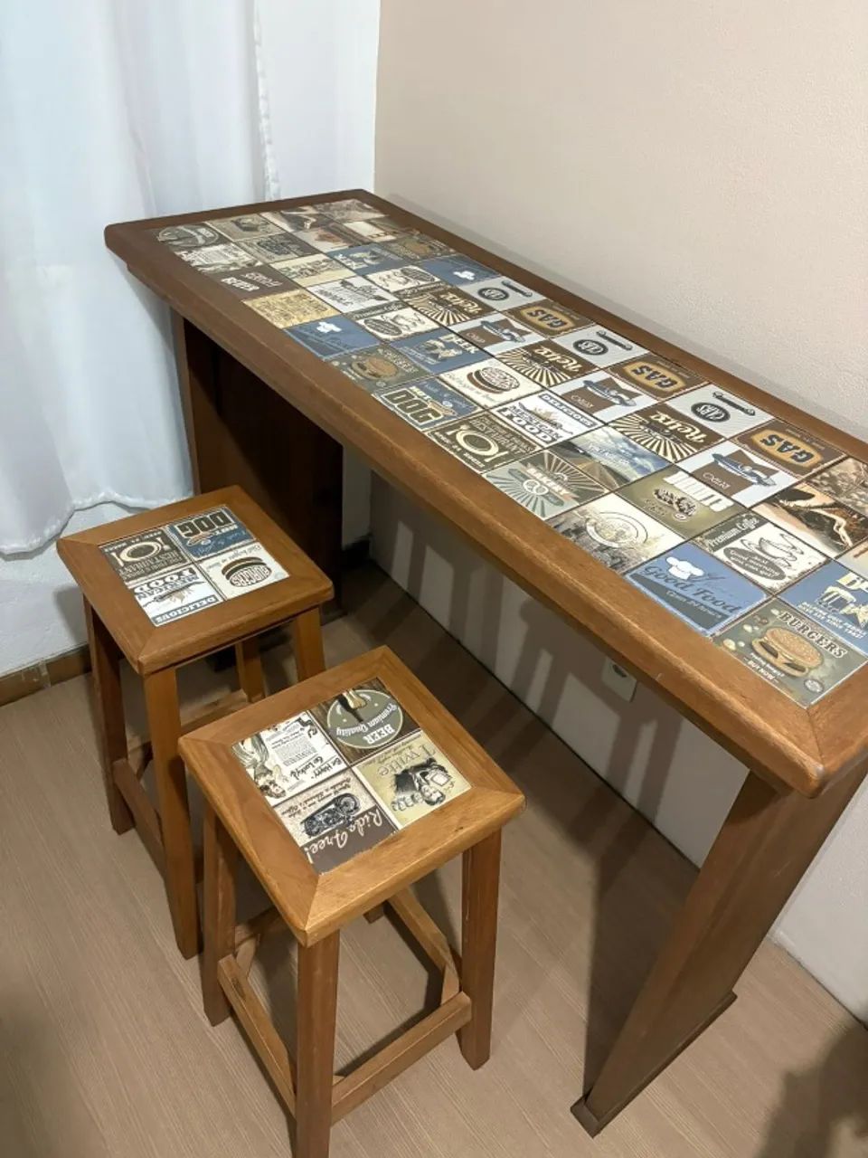 Bancada alta de azulejos com 2 banquetas de madeira 