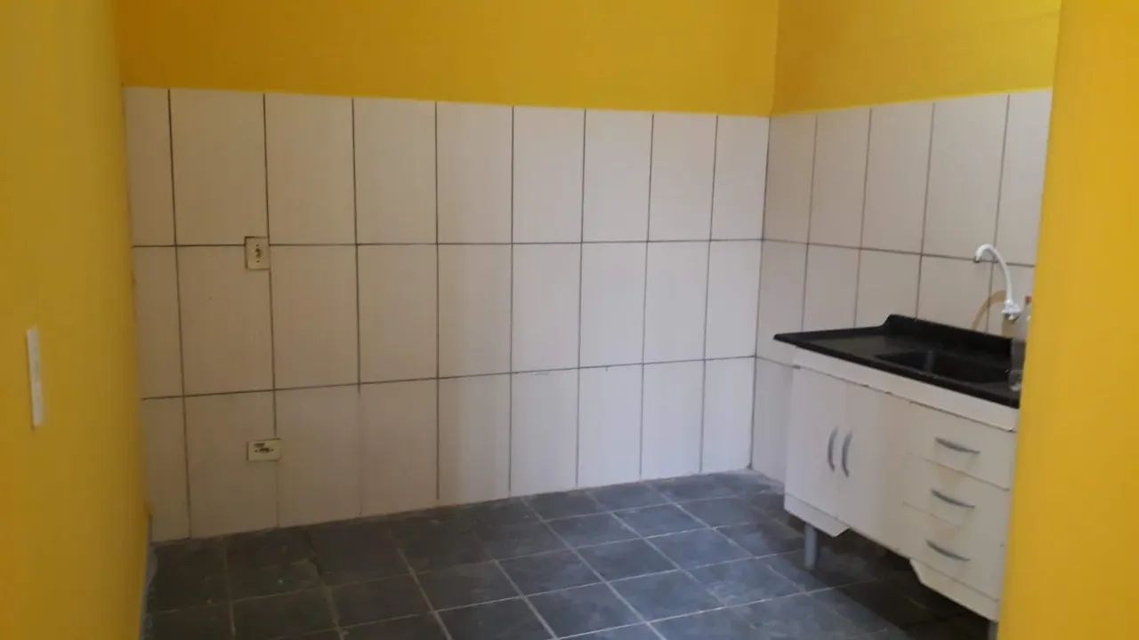 ALUGA-SE CASA COM 2 CÔMODOS  - Foto 3
