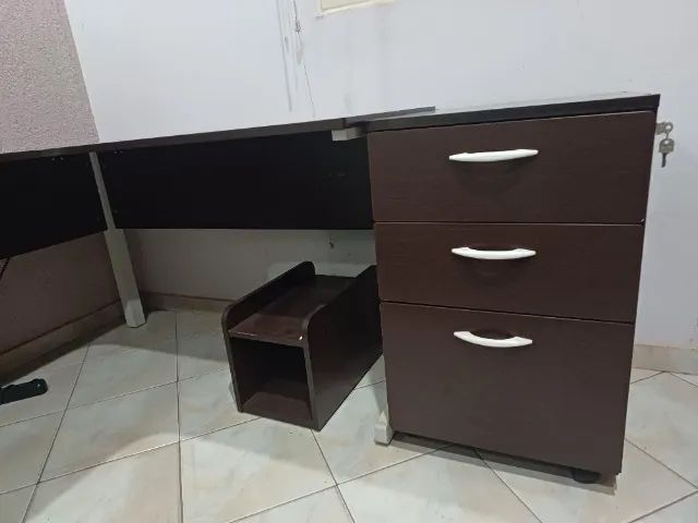 Mesa de escritório 1,40x1,40 com gaveteiro - Foto 2