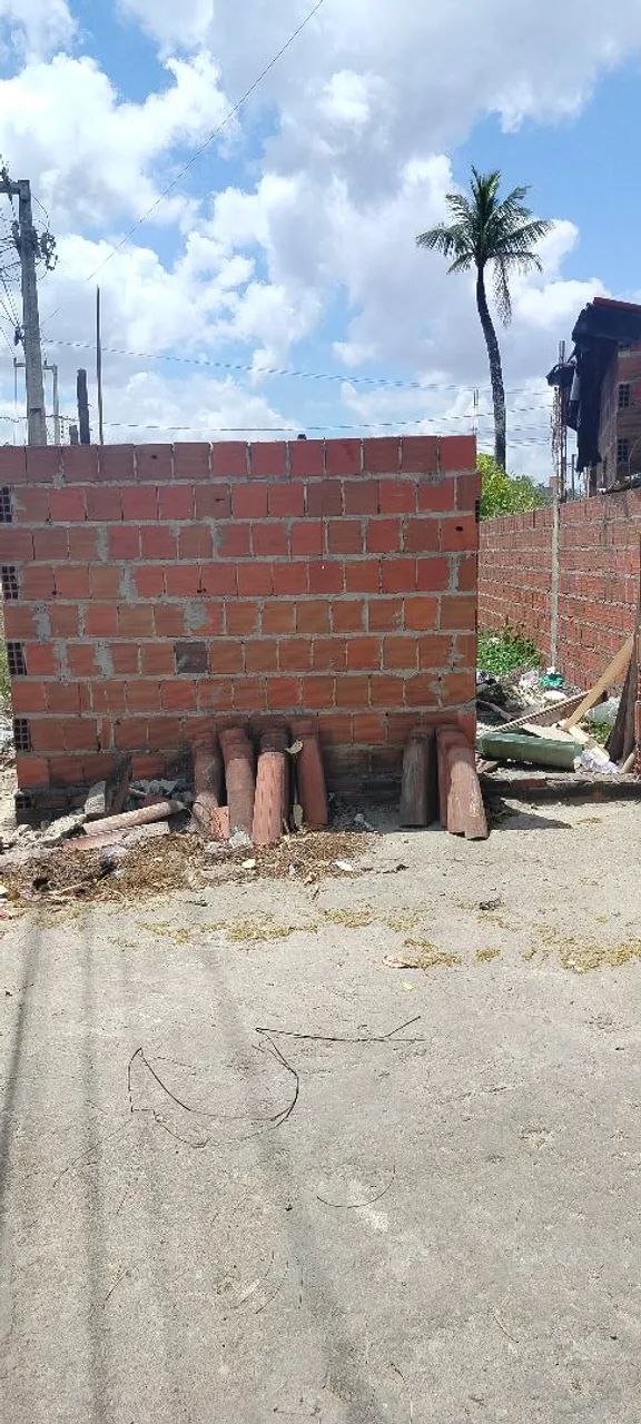 Terreno com a casa em andamento 