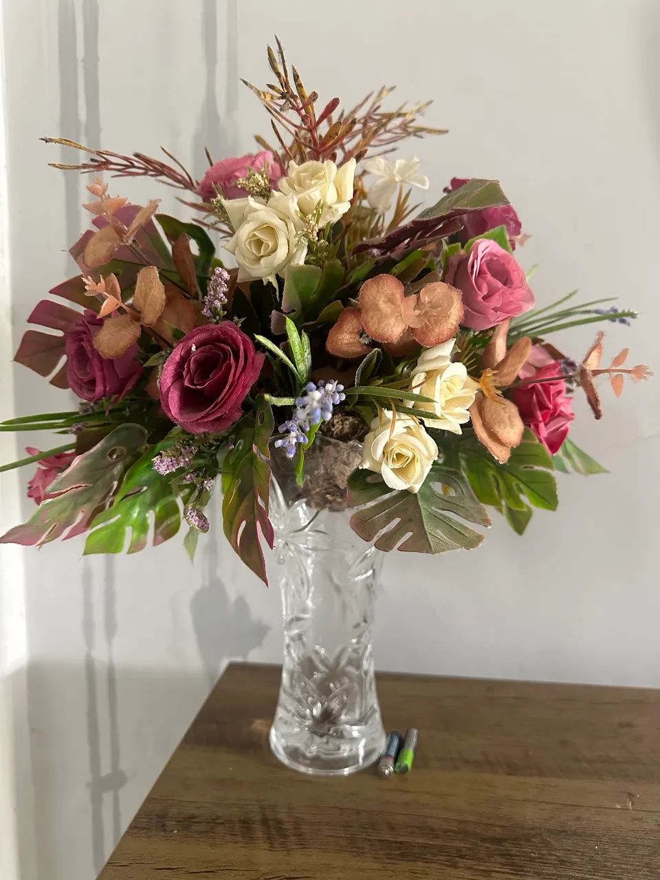 Arranjo vaso de cristal com flores 