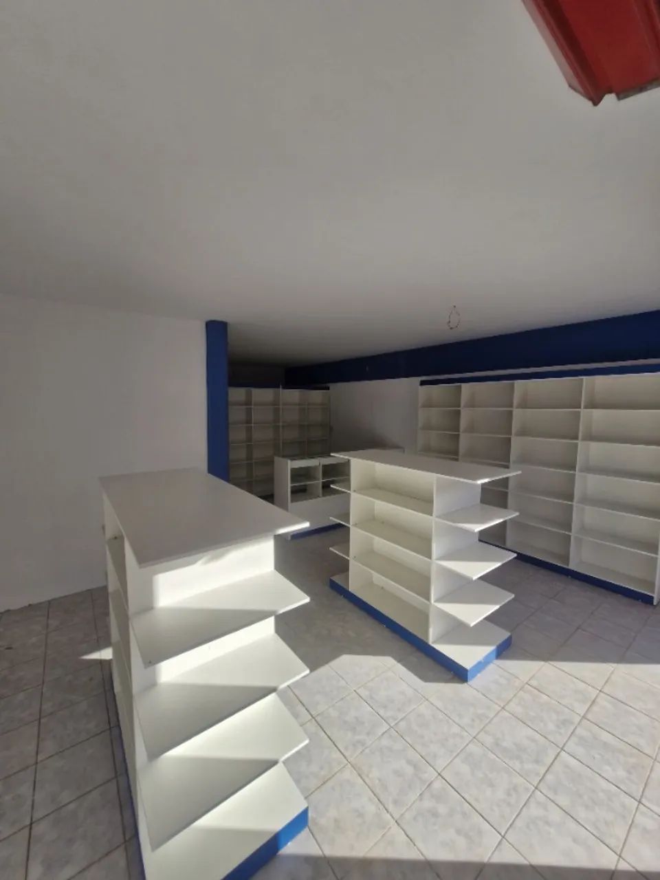 Balcão de atendimento e prateleiras de Drogaria  - Foto 3