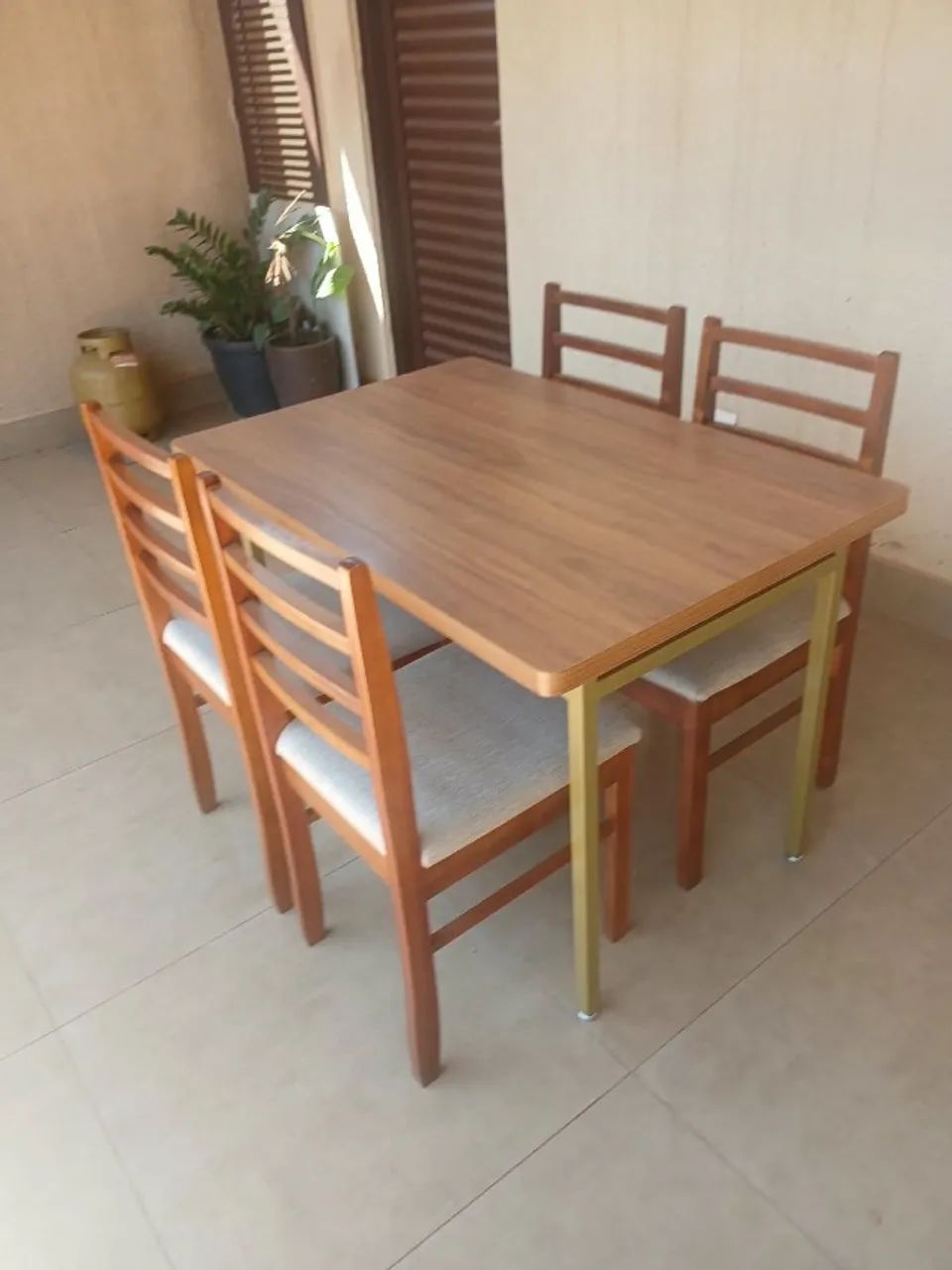 Jogo de Mesa e 4 cadeiras