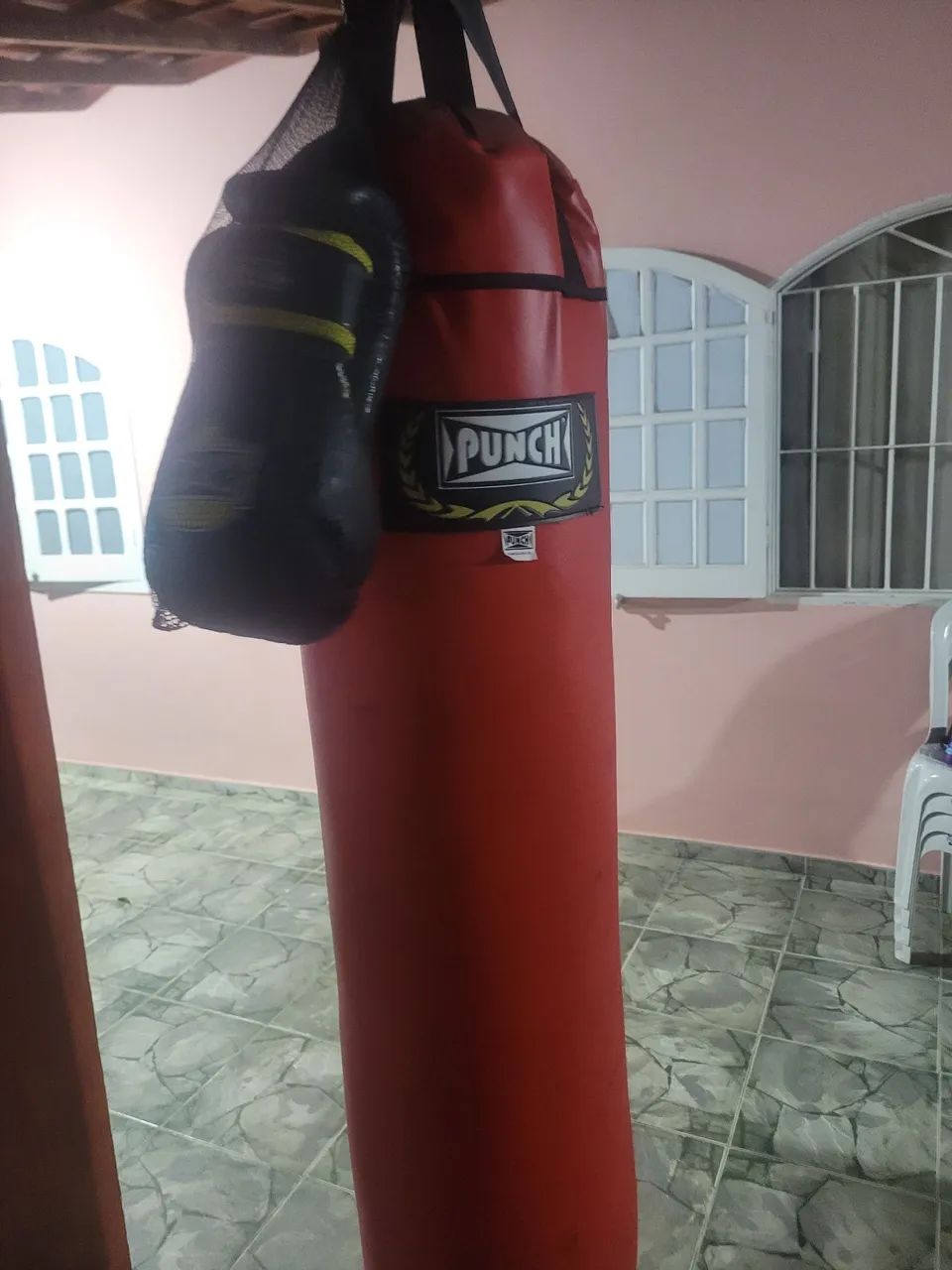 Saco de pancada 1,20 com luva punch novos - Foto 3