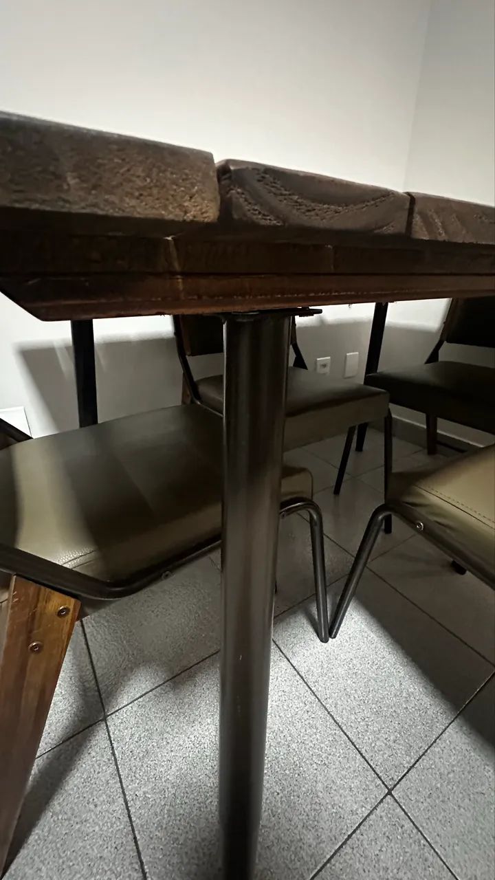 Mesa de madeira com 4 cadeiras  - Foto 2