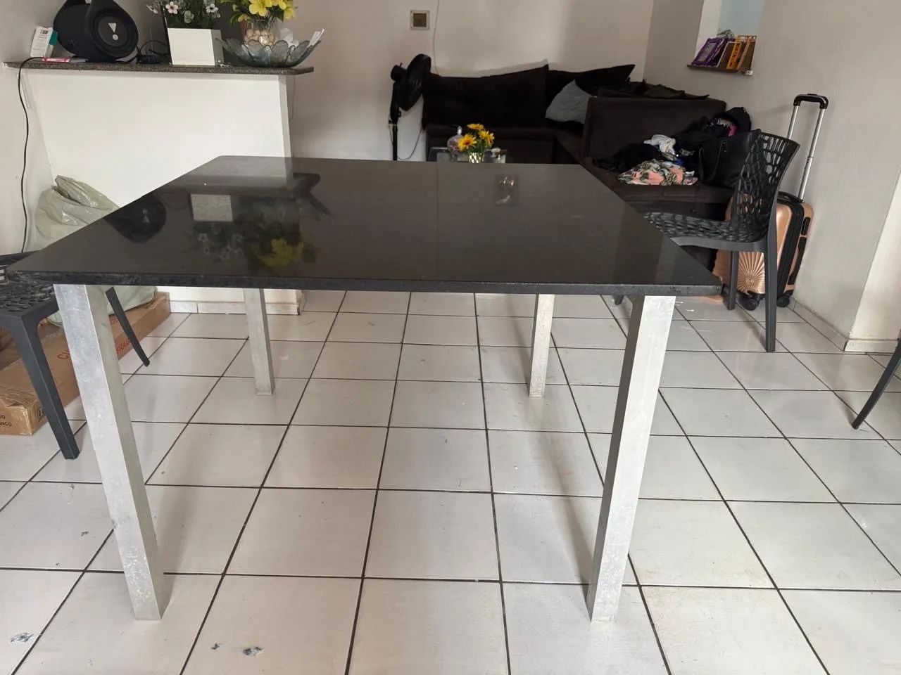 Mesa de mármore original com base de alumínio 