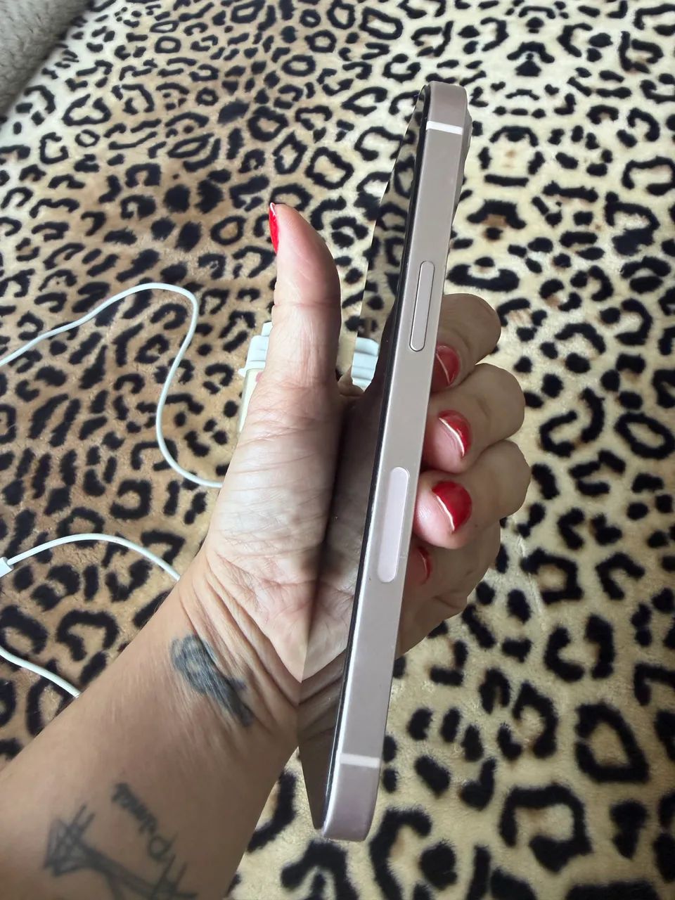 iPhone 13 128gb ( quebrado na parte traseira)