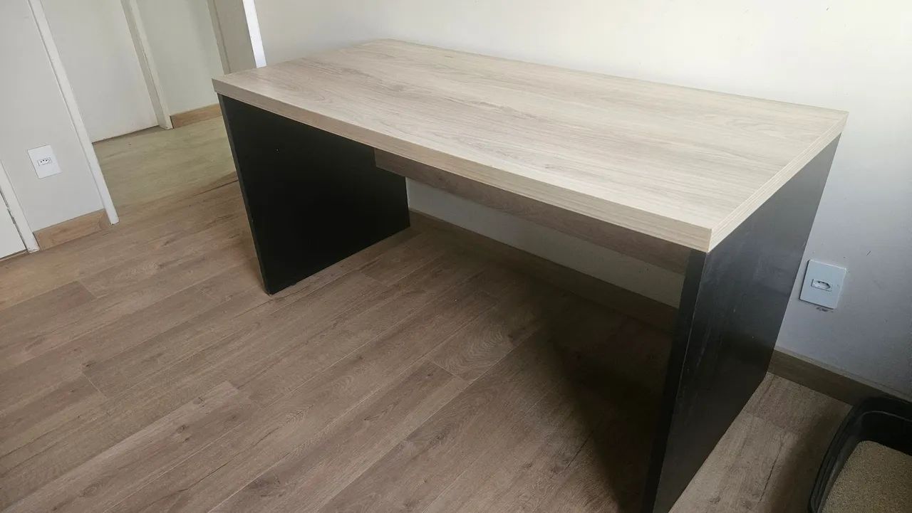 Mesa em L com gaveteiro para escritório