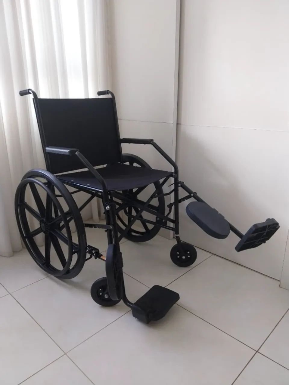 CADEIRA DE RODAS  COM ELEVAÇÃO DE PERNAS