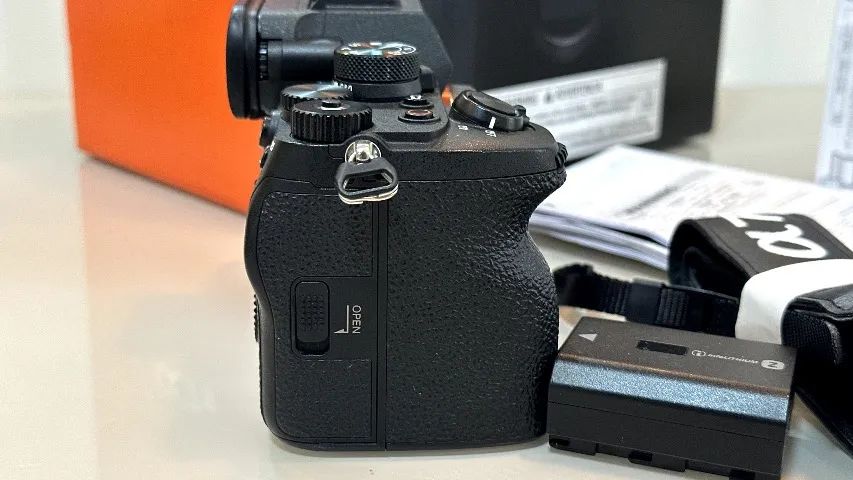 Câmera Sony A7IV - Caixa e cabos originais. - Foto 4