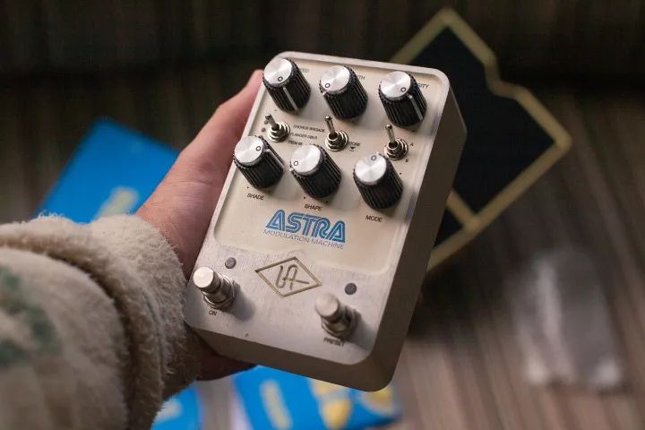 Universal Audio Uafx Pedals Astra Modulation Machine