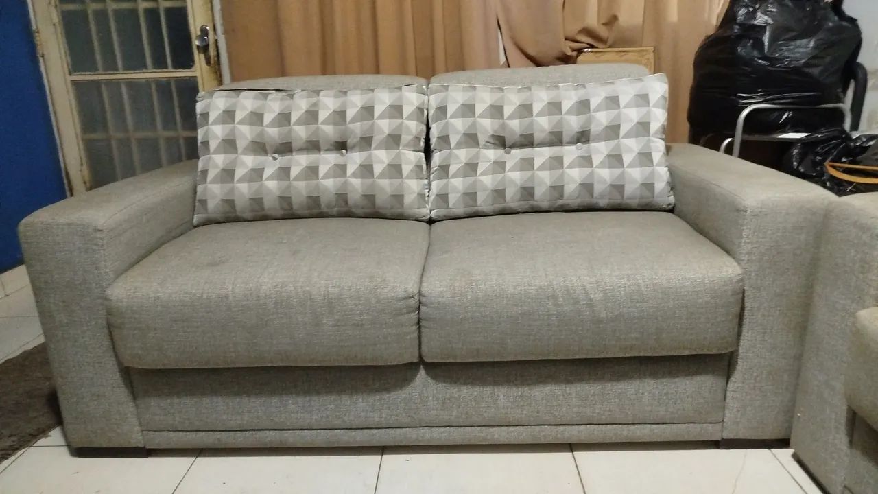 Jogo de sofá cinza com almofadas  - Foto 2