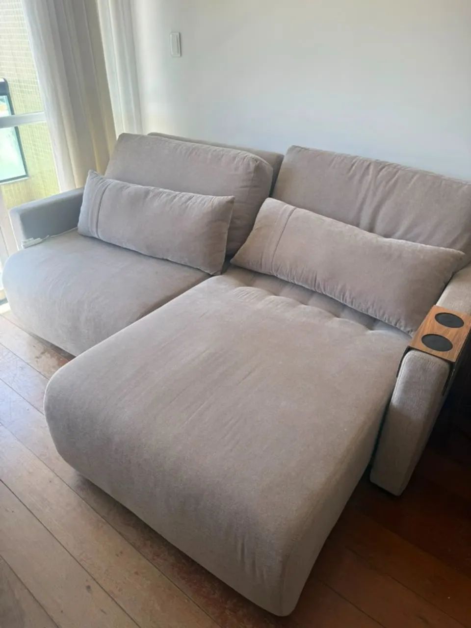 Sofá SEMI NOVO Chaise 2,20m em Veludo Pompeia Cappuccino, Seminovo  - Foto 3