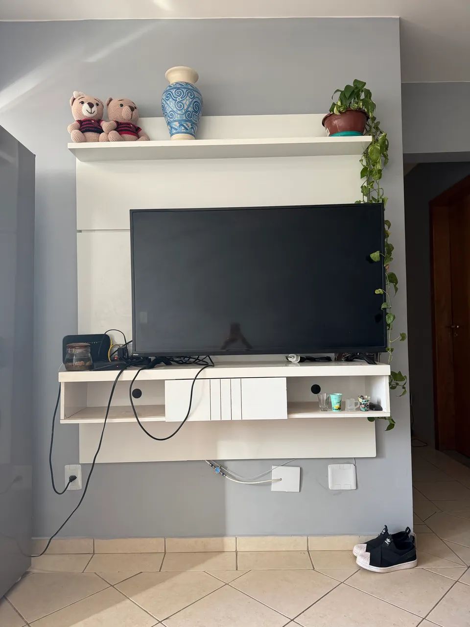 Painel para TV com nichos/hack