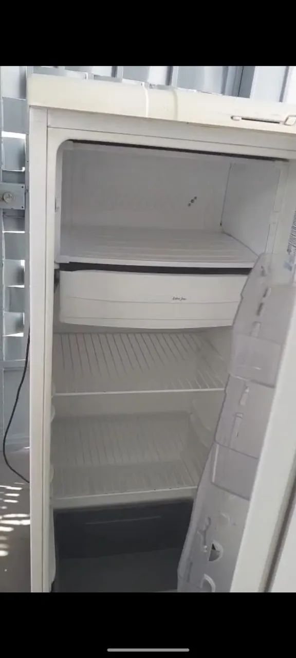 Geladeira velha muito boa de estado 