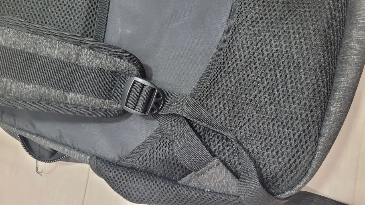 Mochila semi nova -leia