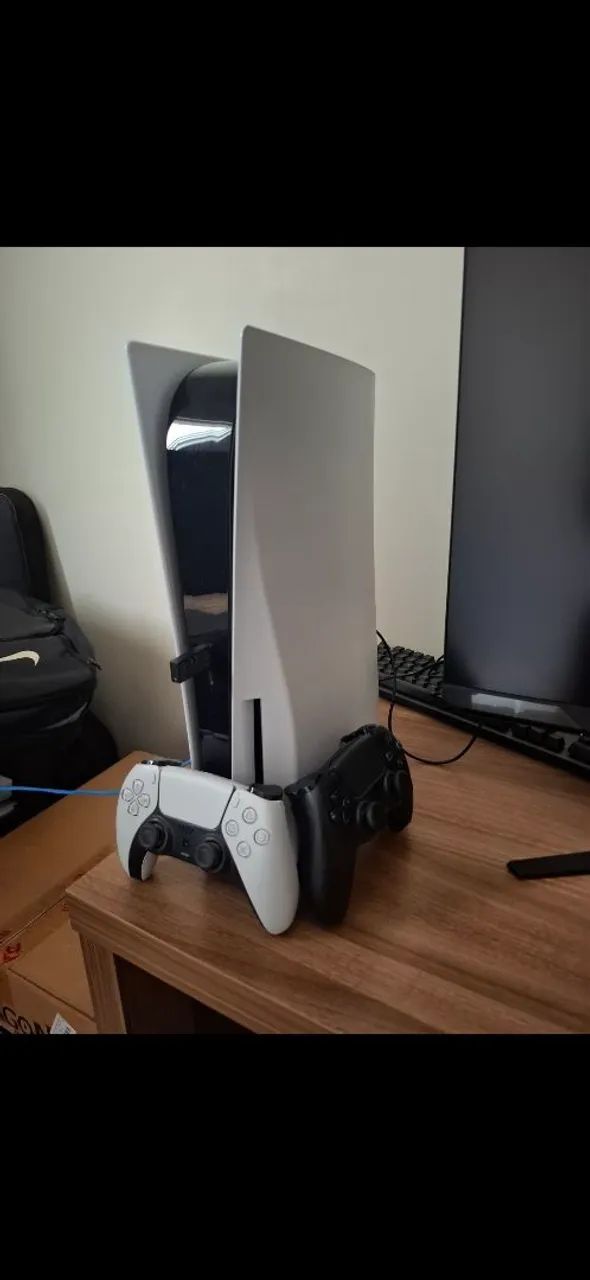 PS5 COM LEITOR + 2 CONTROLES - Foto 2