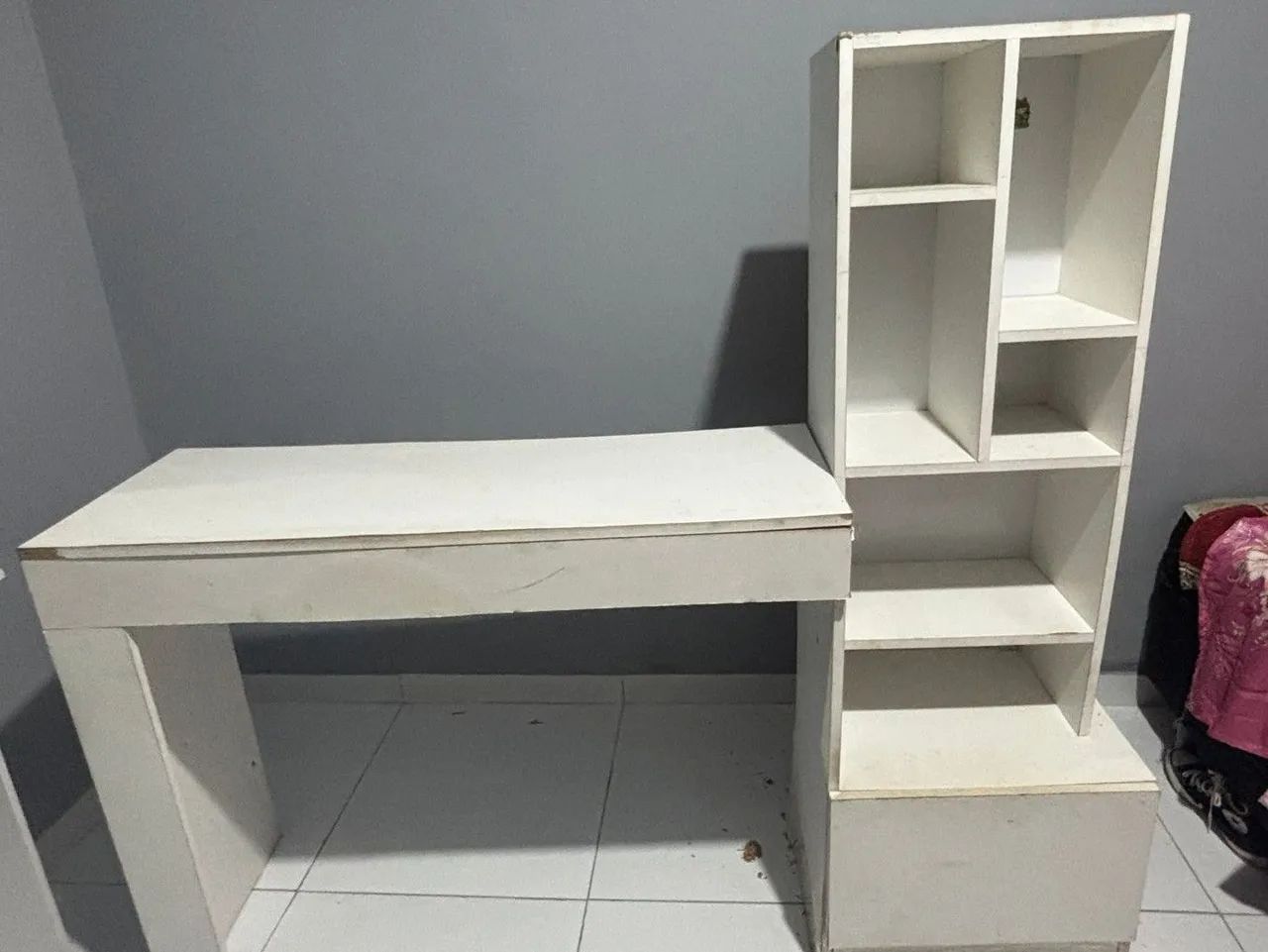 Desk with integrated bookshelf – ideal for studying or home office