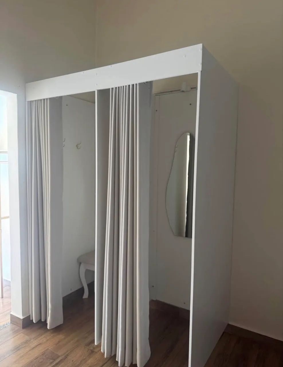BALCÃO E PROVADOR ROUPAS  - Foto 3
