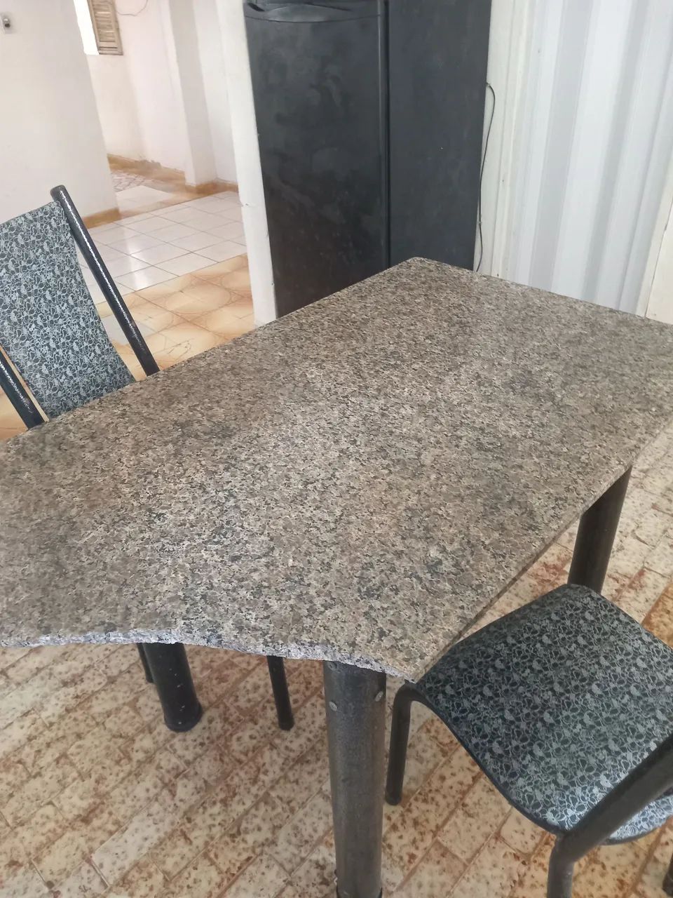 Mesa de mármore com um pedaço quebrado  - Foto 2