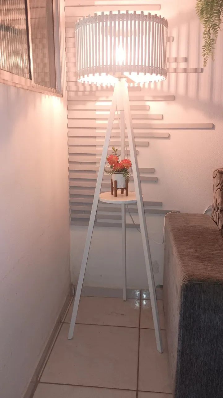 Luminária de canto em madeira. - Foto 2