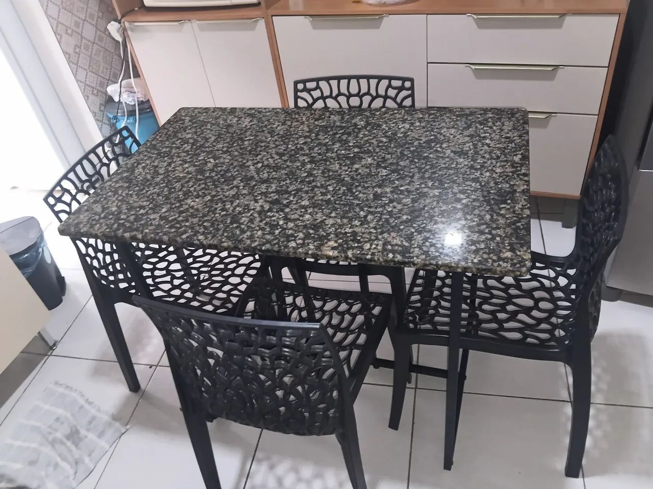 Uma linda mesa de marmore com 4 cadeiras  - Foto 5