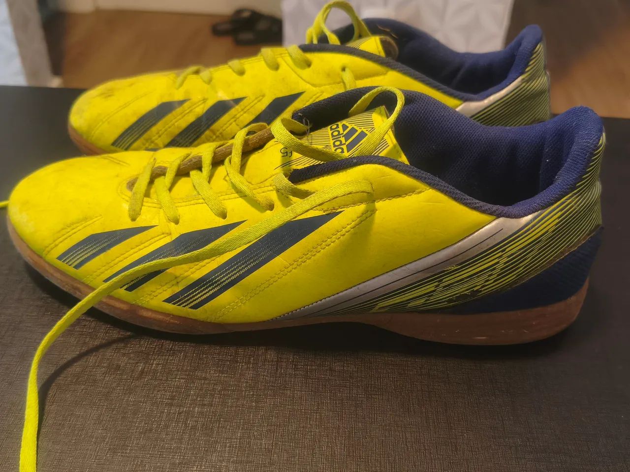 Tênis futsal, Adidas.