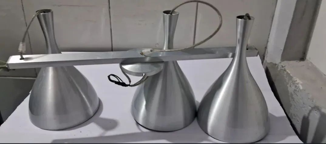5 luminárias, 4 são pretas e 1 é de inox - Foto 4