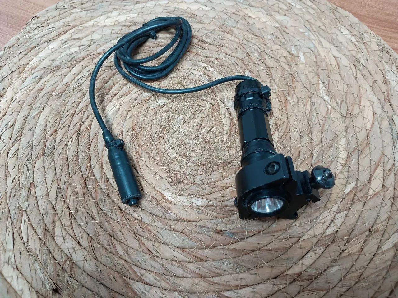 Lanterna LED compacta com suporte de fixação 22mm e botão remoto de acionamento rápido  - Foto 4