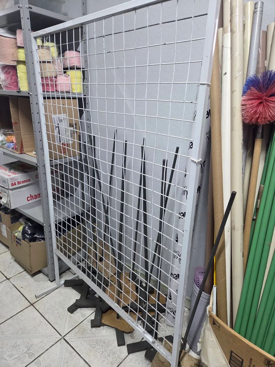 Expositor de chão aramado para ganchos - Foto 2