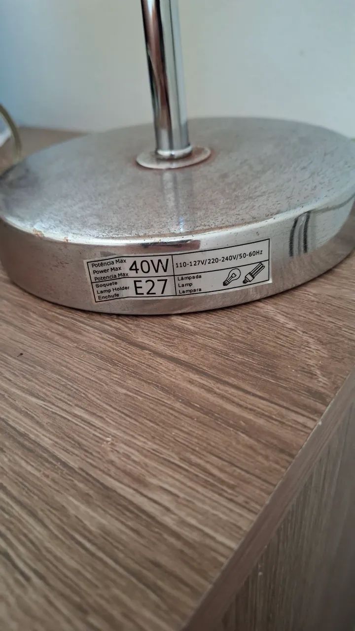 Abajur / Luminária de Mesa com Cúpula Cilíndrica - Funcionando Perfeitamente