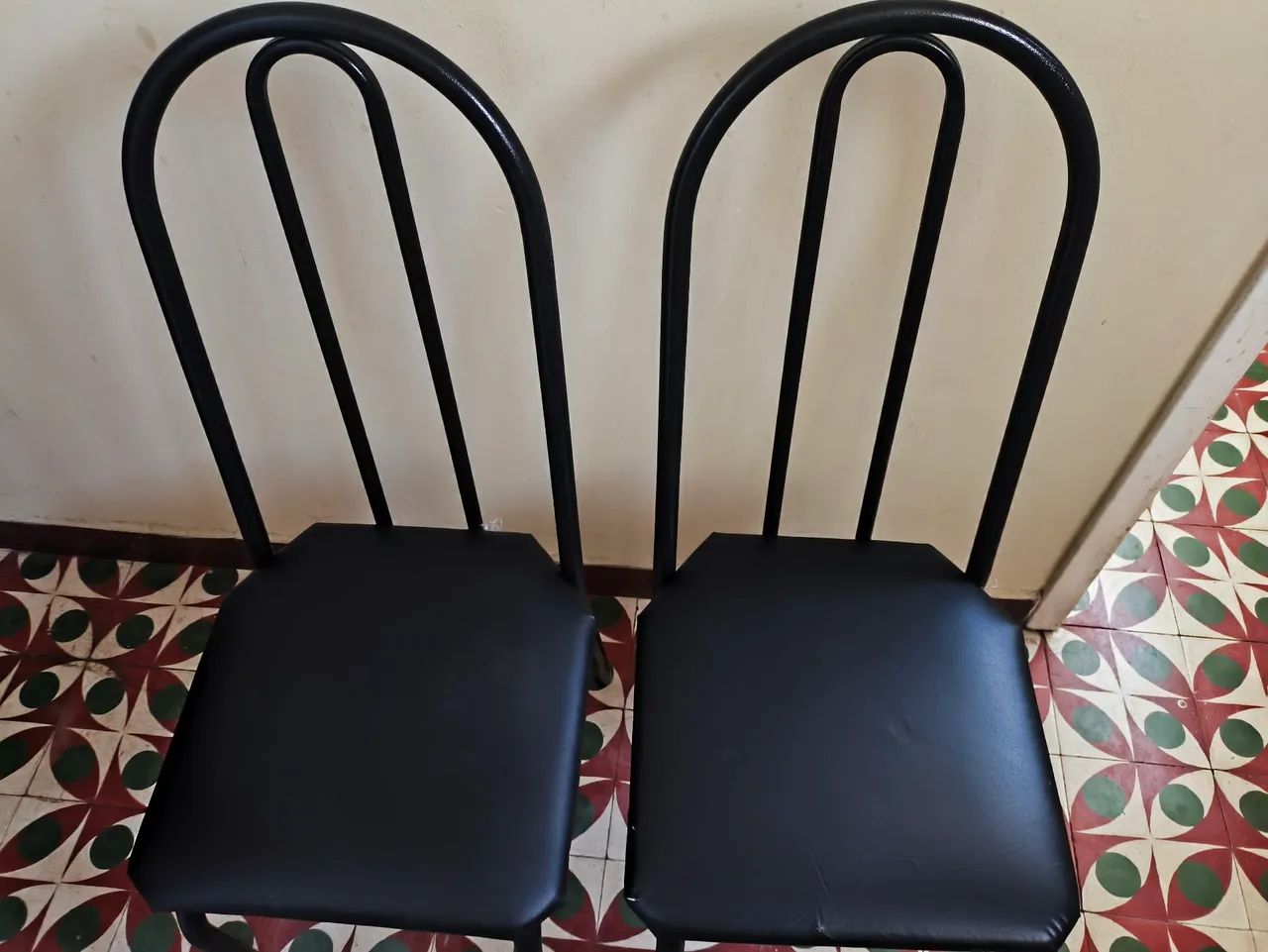 Cadeiras de ferro pretas e estofadas  - Foto 2