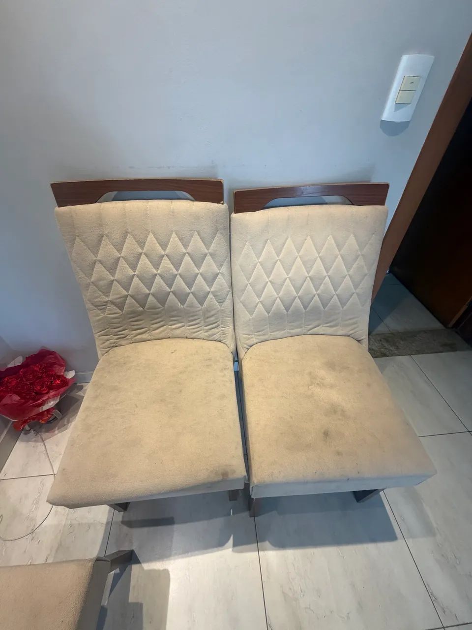 4 cadeiras almofadas beje 40 cada  - Foto 5