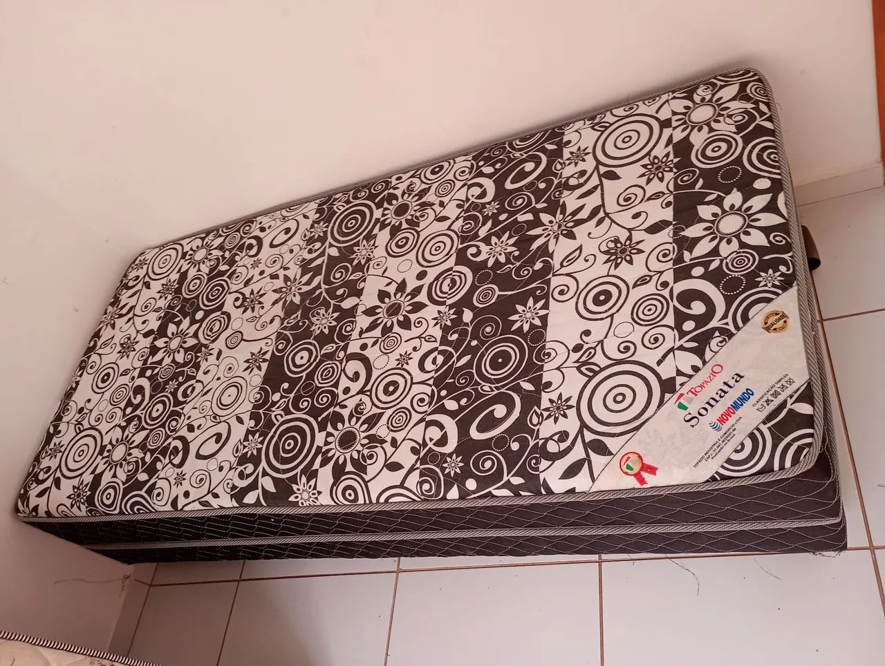 Vende- se cama box solteiro D27