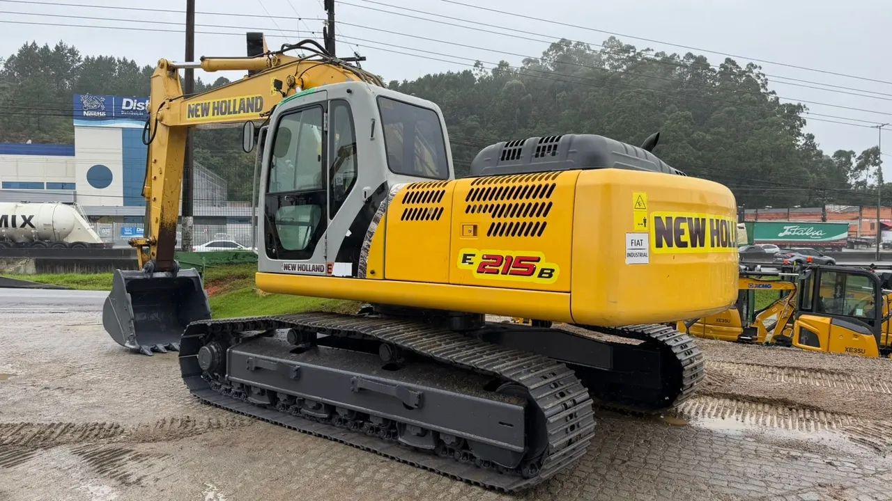Escavadeira New Holland E215 B 