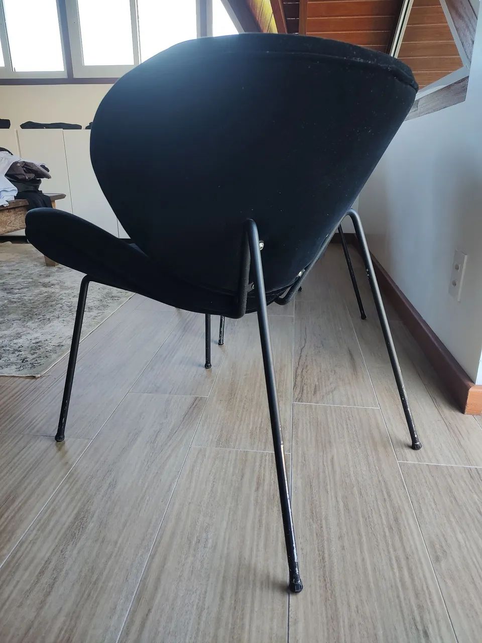 Duas Poltronas Swan pretas com 4 pés de alumínio. - Foto 5