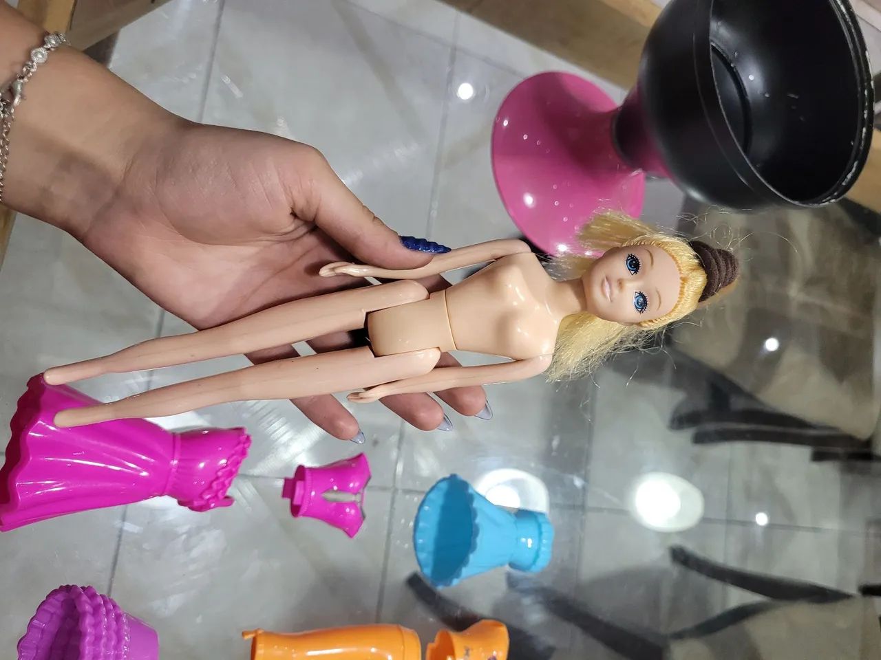 Kit Boneca Tipo Barbie com Diversas Roupas e Acessórios - Foto 2