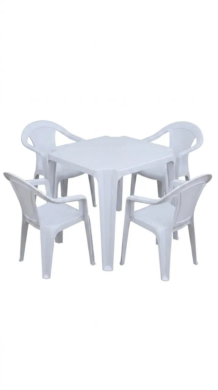 Mesa de plástico branca com 4 cadeiras
