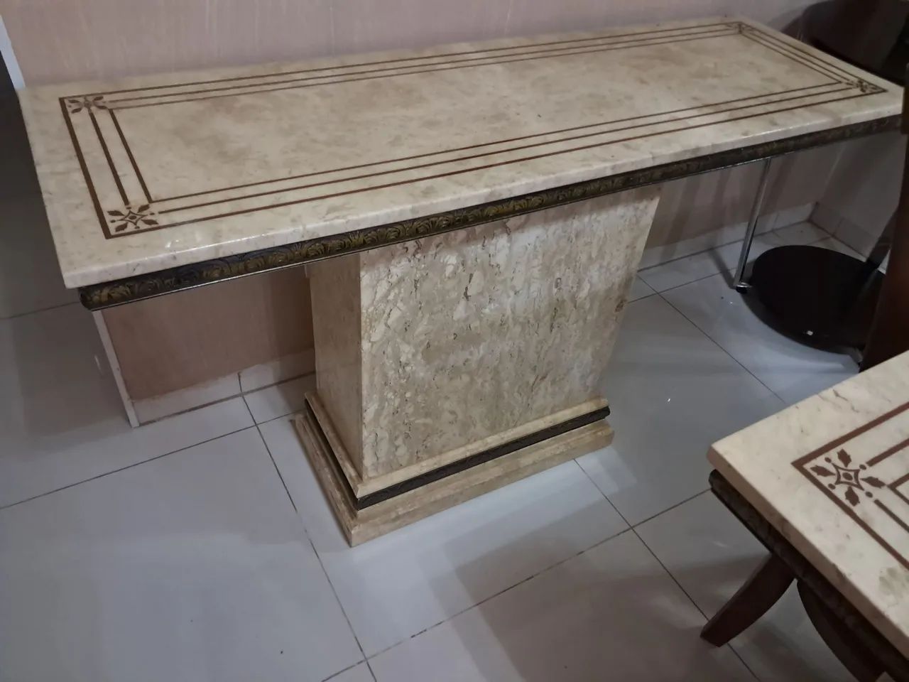 Vendo Jg de Mesa com 08 cadeiras e aparador - Foto 2