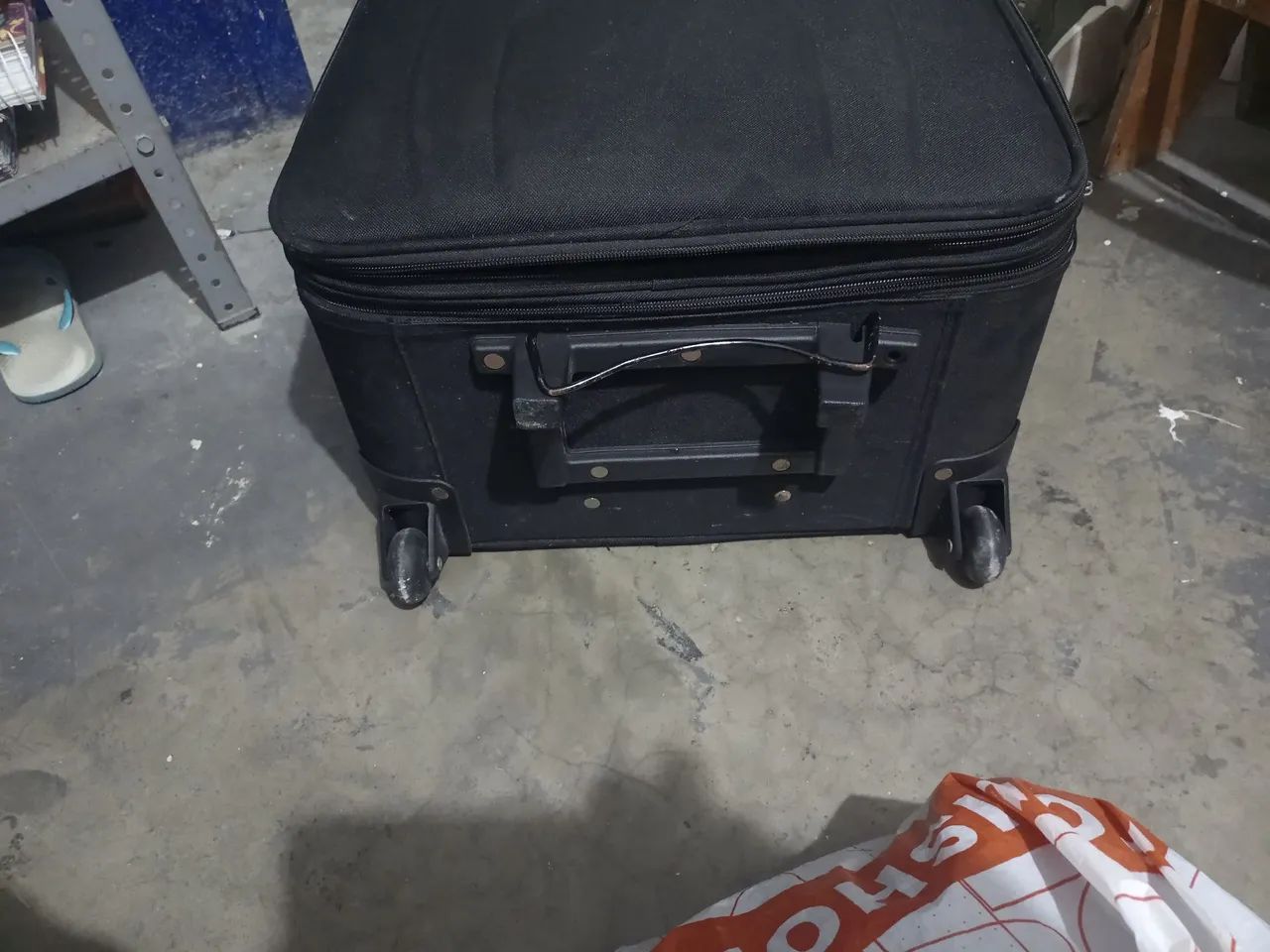 Vendo uma mala média em estado de nova. - Foto 3