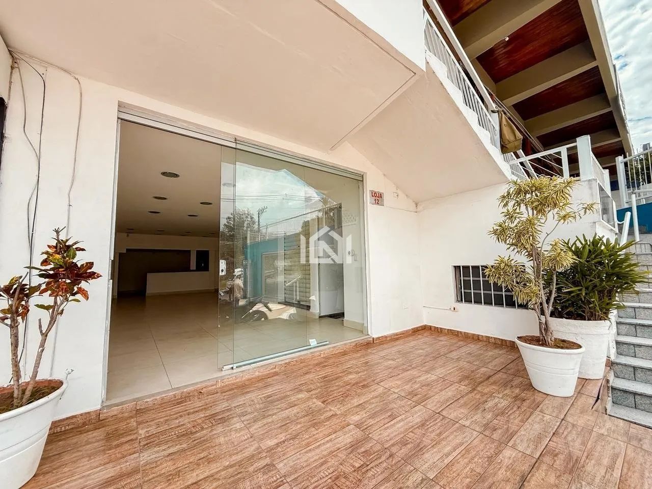 Sala comercial térrea para Locação no miolo da Granja Viana