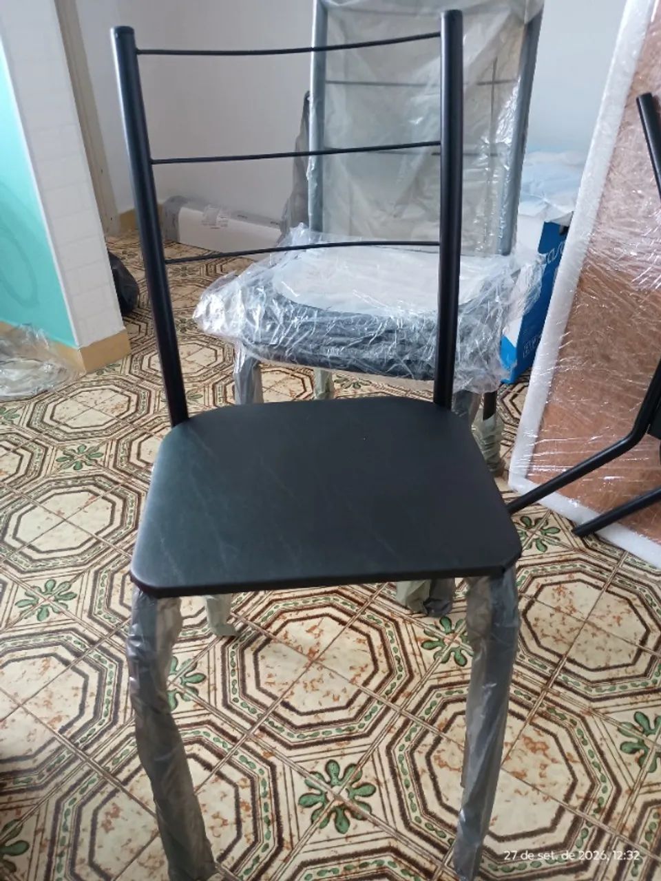Mesa pequena com 4 cadeiras na caixa - Foto 4