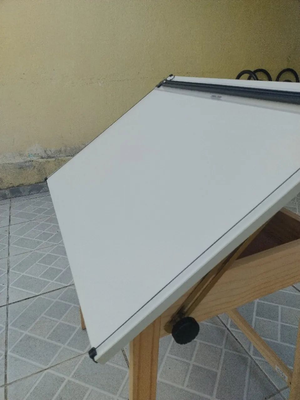 Mesa de Desenho Regulável em Madeira + Compartimento - Foto 2
