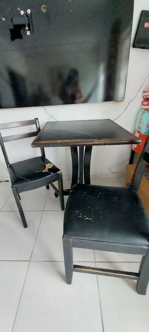 Mesa preta com 2 cadeiras