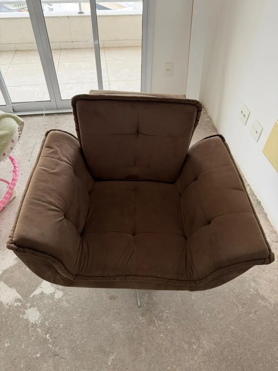 Poltrona marrom com base giratória  - Foto 4
